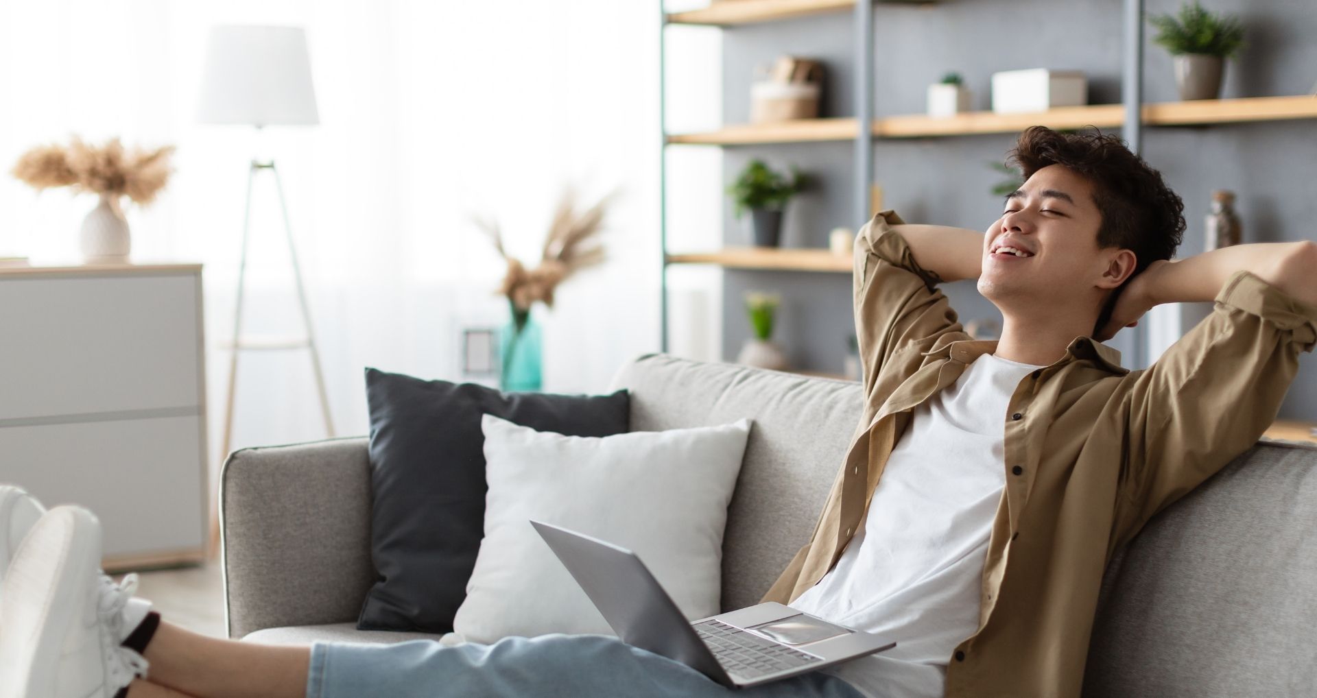 man_sofa_laptop_banner