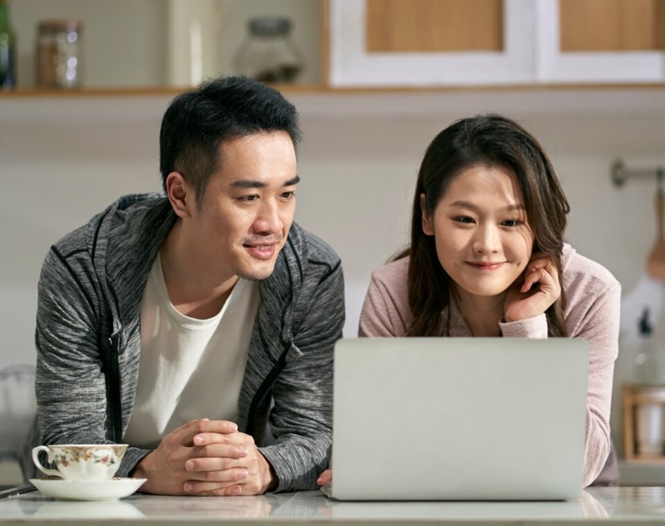 couple-laptop-kitchen-featured